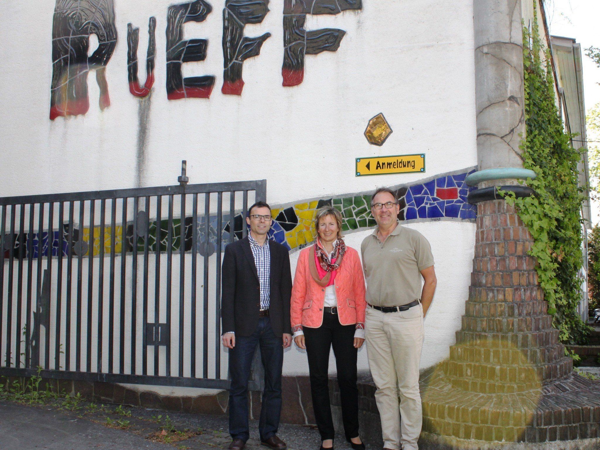 Bürgermeister Kilian Tschabrun, Landtagspräsidentin Gabriele Nußbaumer und Geschäftsführer Bertold Bischof vor der Textildruckerei Rueff in Muntlix. Bürgermeister Kilian Tschabrun, Landtagspräsidentin Gabriele Nußbaumer und Geschäftsführer Bertold Bischof vor der Textildruckerei Rueff in Muntlix.