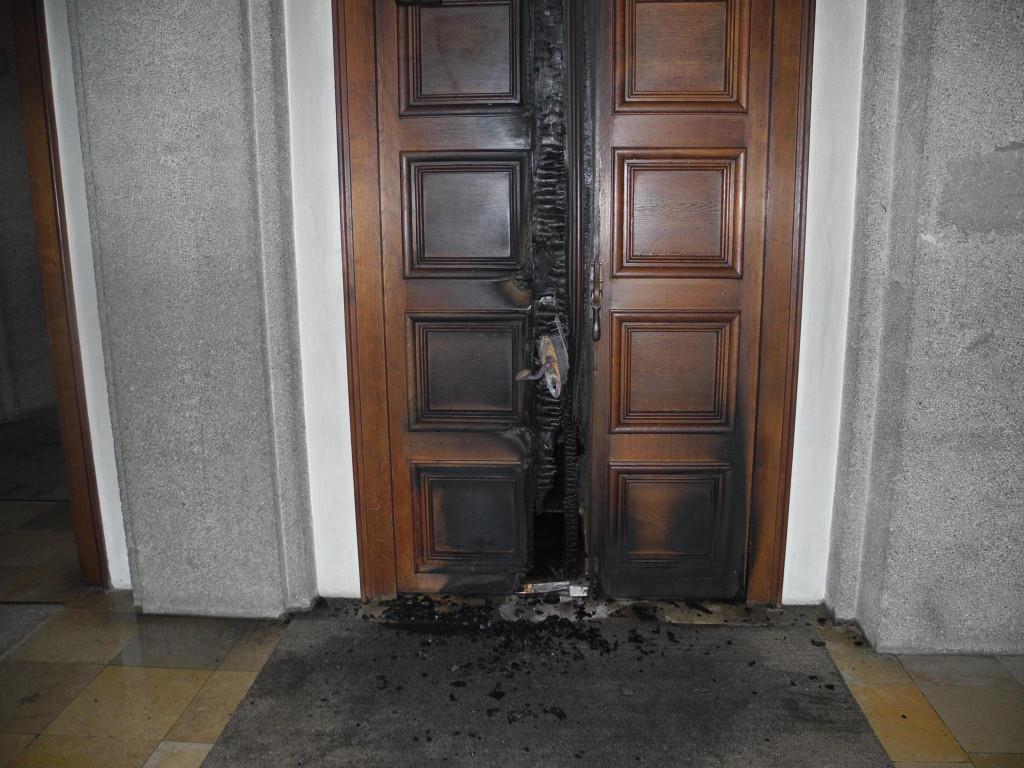 Eingangsportal der Mariahilf-Kirche in Bregenz-Vorkloster bei Brandanschlag schwer beschädigt.