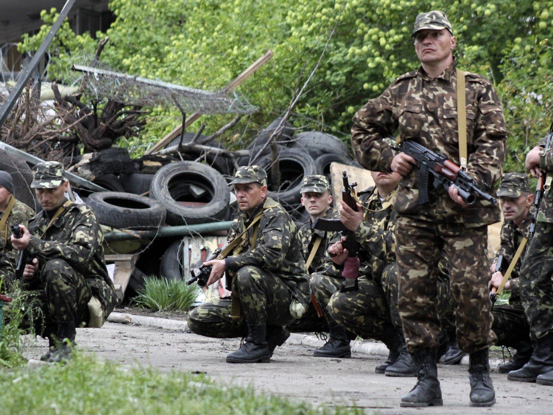 Nach Angaben der Separatisten hätten die Sicherheitskräfte das Feuer eröffnet. Im Bild ukrainische Soldaten in Mariupol am Donnerstag.