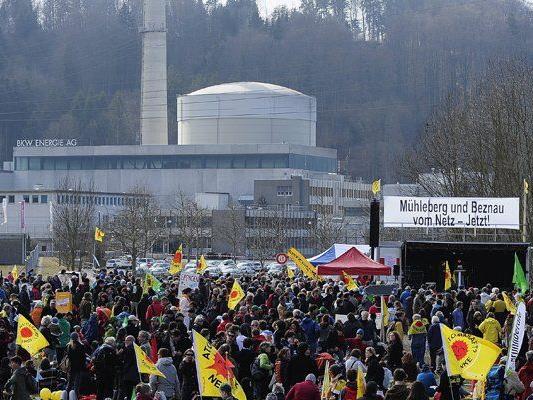 Im März 2012 demonstrieren Atomkraftgegner am Jahrestag der Atomkatastrophe von Fukushima vor dem AKW Mühleberg.