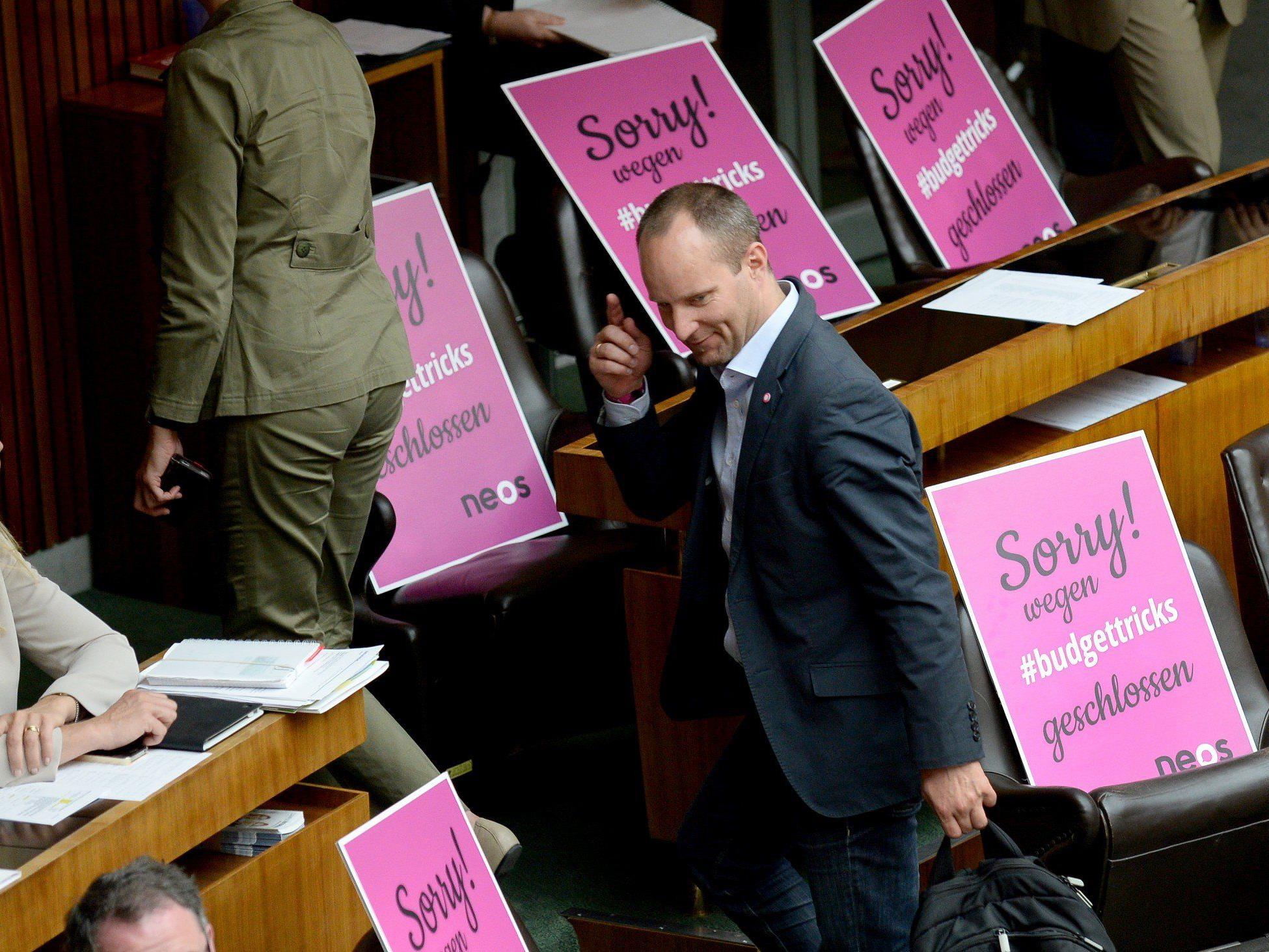 Kleiner rosa Auszug aus dem Parlament sorgt für Diskussionen.