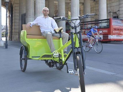 Georg Bacher und sein Fahrradtaxi am Wiener Heldenplatz. Georg Bacher und sein Fahrradtaxi am Wiener Heldenplatz.