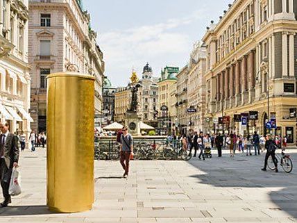 Eine goldene Säule am Graben spuckt für Passanten Euromünzen aus. Eine goldene Säule am Graben spuckt für Passanten Euromünzen aus.