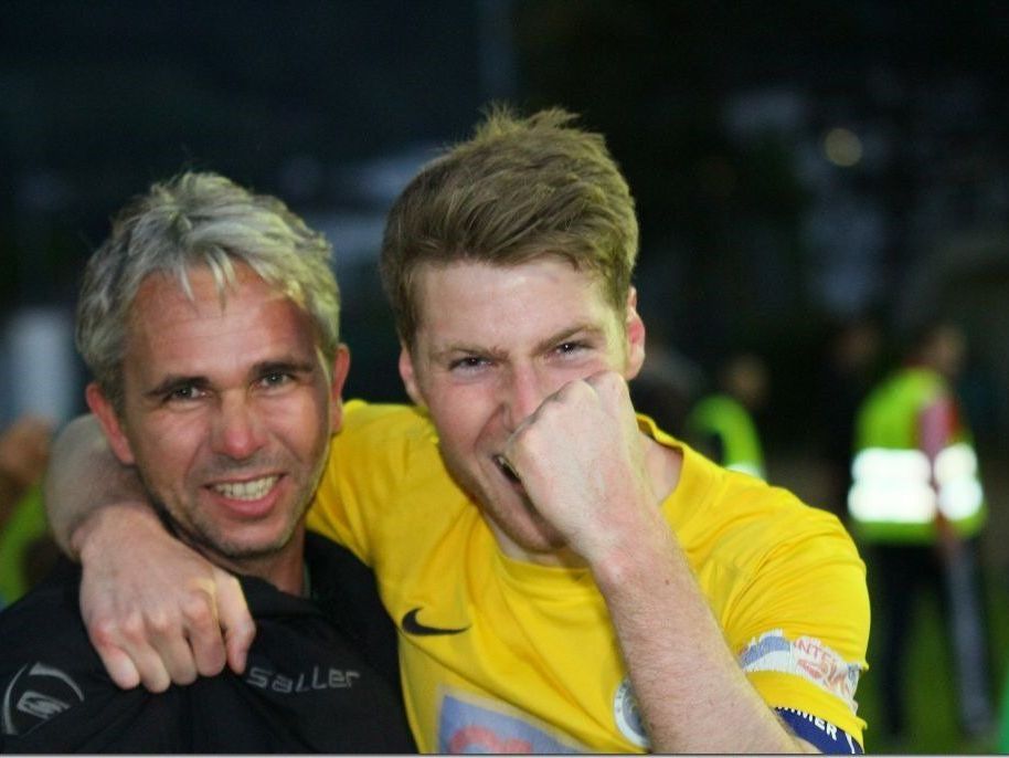 Hohenems-Coach Rainer Spiegel und Torjäger Adrian Klammer im Freudentaumel. Hohenems-Coach Rainer Spiegel und Torjäger Adrian Klammer im Freudentaumel.