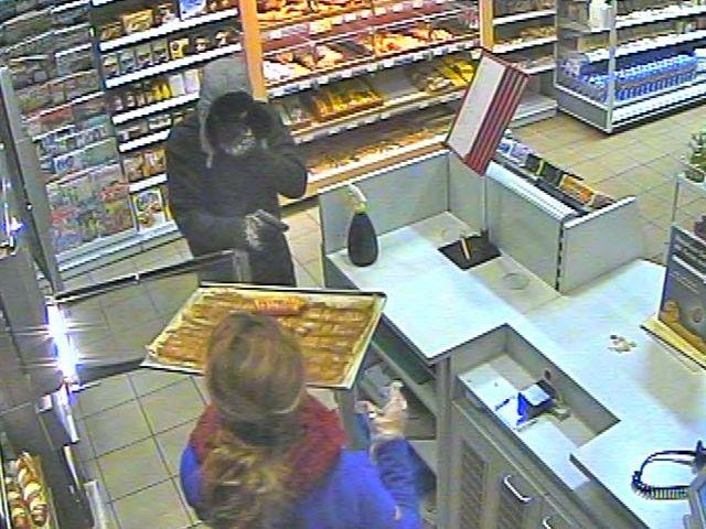 Der 65-Jähriger wurde bei dem Überfall auf eine Tankstelle von der Angestellten mit einem heißen Backblech verjagt. Der 65-Jähriger wurde bei dem Überfall auf eine Tankstelle von der Angestellten mit einem heißen Backblech verjagt.