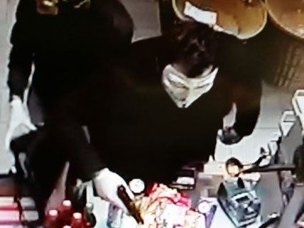 Wenige Minuten nach dem Überfall kam es zur Festnahme. Wenige Minuten nach dem Überfall kam es zur Festnahme.