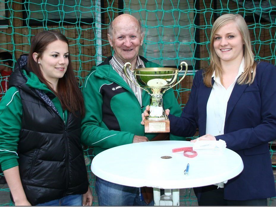 Das Geschwisterpaar Sabrina und Angelina Maldoner zog im Beisein von Jakob Gmeiner die Paarungen für den Wäldercup.