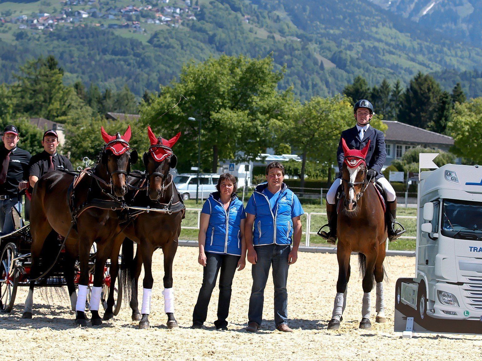 Der neue Reitplatz von der Familie Bösch wird mit einem zweitägigen Reitsportfest eingeweiht. Der neue Reitplatz von der Familie Bösch wird mit einem zweitägigen Reitsportfest eingeweiht.