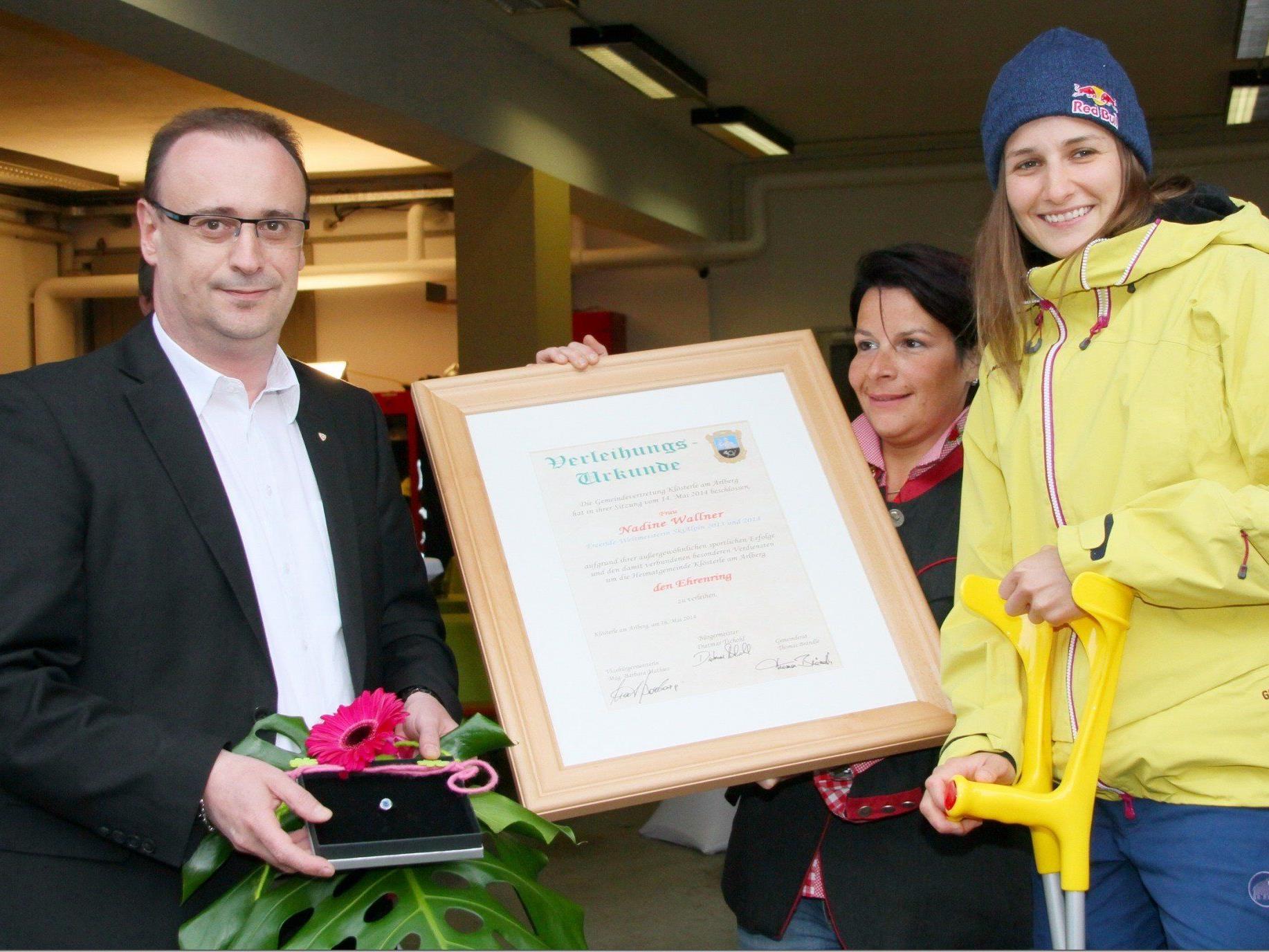 Zweifach-Weltmeisterin Nadine Wallner wurde der Ehrenring der Gemeinde Klösterle verliehren.