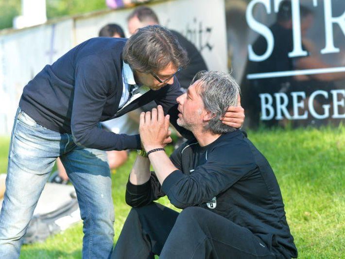 SW Bregenz Trainer Hans Kogler wird von Höchst-Coach Dieter Alge getröstet. SW Bregenz Trainer Hans Kogler wird von Höchst-Coach Dieter Alge getröstet.