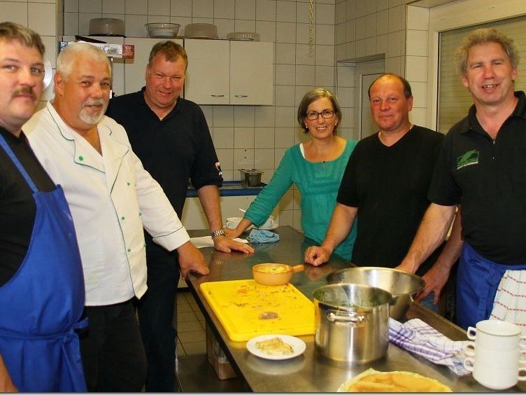 Unter der Leitung von Werner Nachbaur fand der erste VfB Hohenems Gourmet Kochkurs statt. Unter der Leitung von Werner Nachbaur fand der erste VfB Hohenems Gourmet Kochkurs statt.