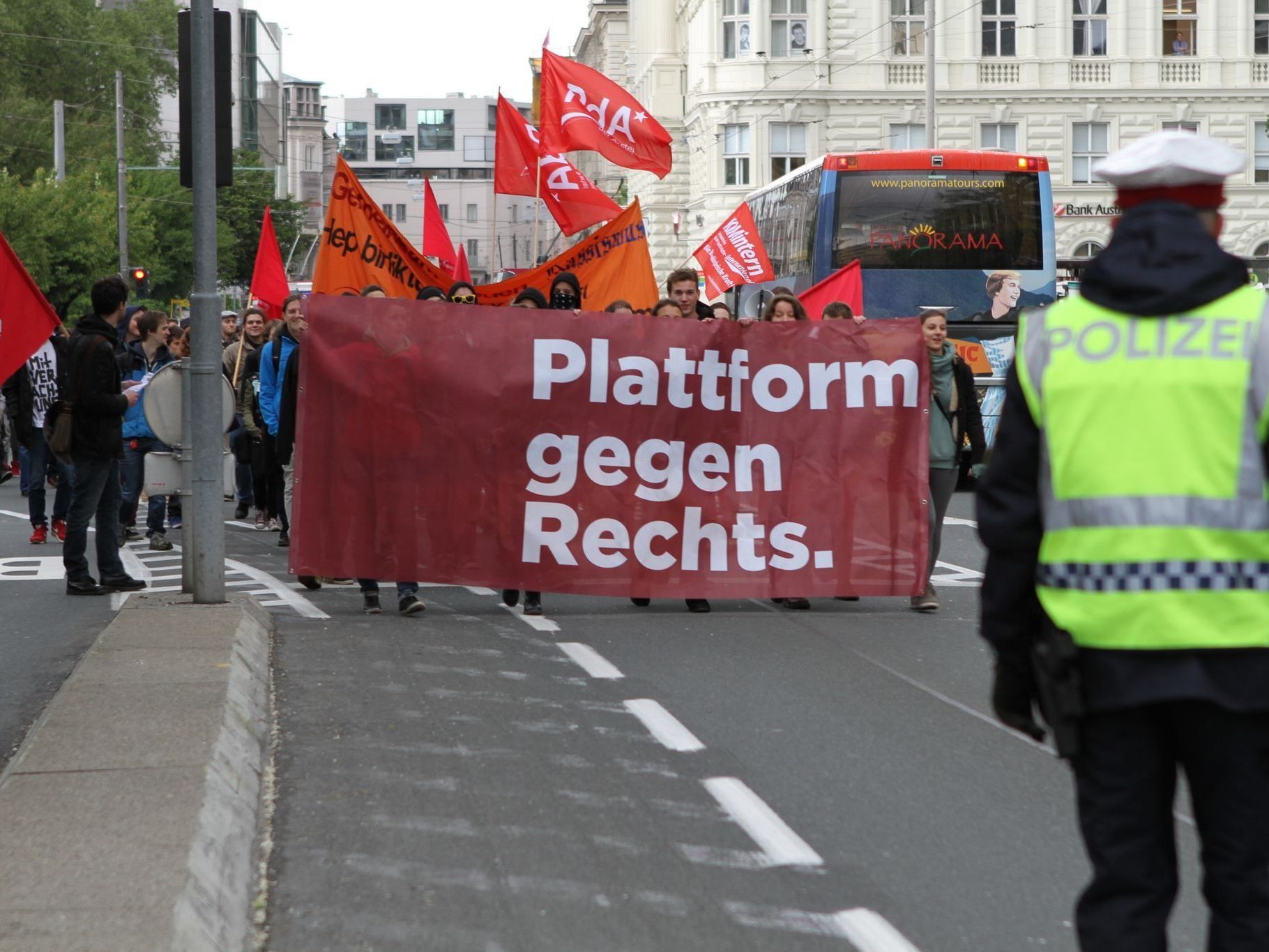 Die "Demo gegen Rechts" zog am Mittwoch durch Salzburgs Straßen um gegen einen Besuch von H.C. Strache zu demonstrieren Die "Demo gegen Rechts" zog am Mittwoch durch Salzburgs Straßen um gegen einen Besuch von H.C. Strache zu demonstrieren