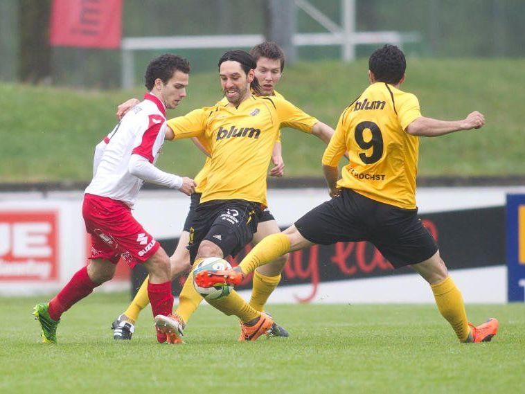 Dornbirn verlor das Derby gegen Höchst und zwei Spieler durch Ausschluss. Dornbirn verlor das Derby gegen Höchst und zwei Spieler durch Ausschluss.