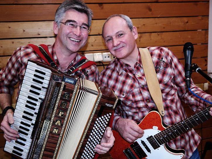 Tom und Gery sorgten für musikalische Unterhaltung beim Seniorentanz in Großdorf