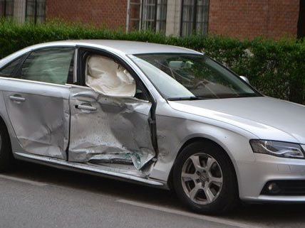 Zwei Fahrzeuge waren in den Unfall am Sonntag verwickelt. Zwei Fahrzeuge waren in den Unfall am Sonntag verwickelt.