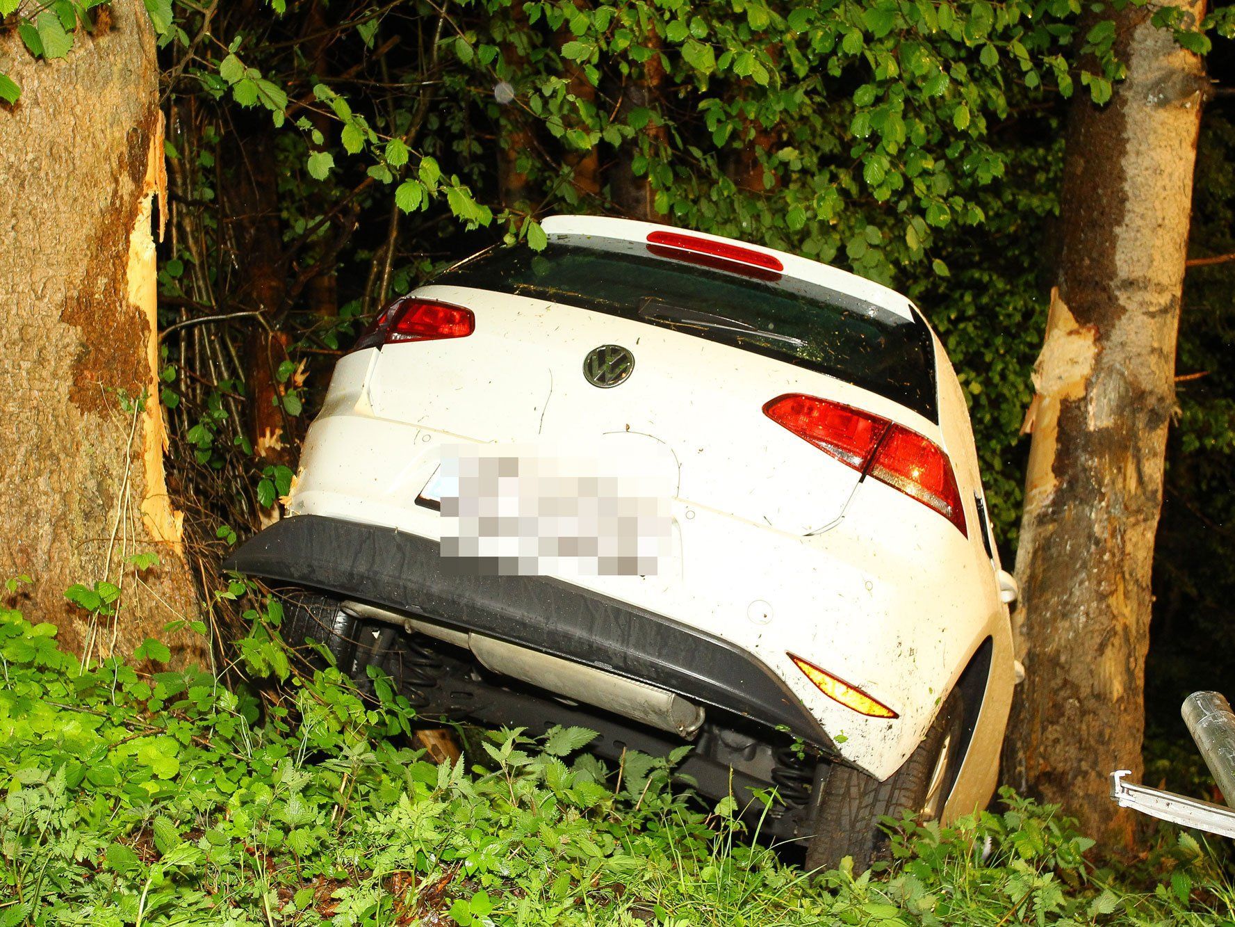 Schwerer Unfall in Göfis fordert Verletzten. Schwerer Unfall in Göfis fordert Verletzten.
