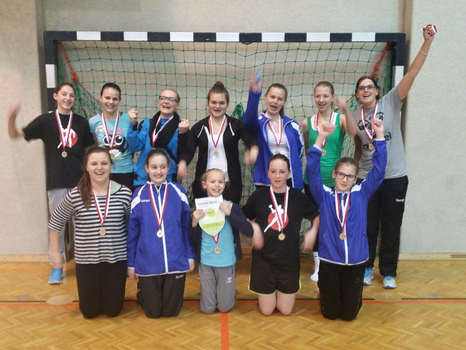 Die weibliche Unter-13-Mannschaft von HC BW Feldkirch holt sich den Landesmeistertitel.