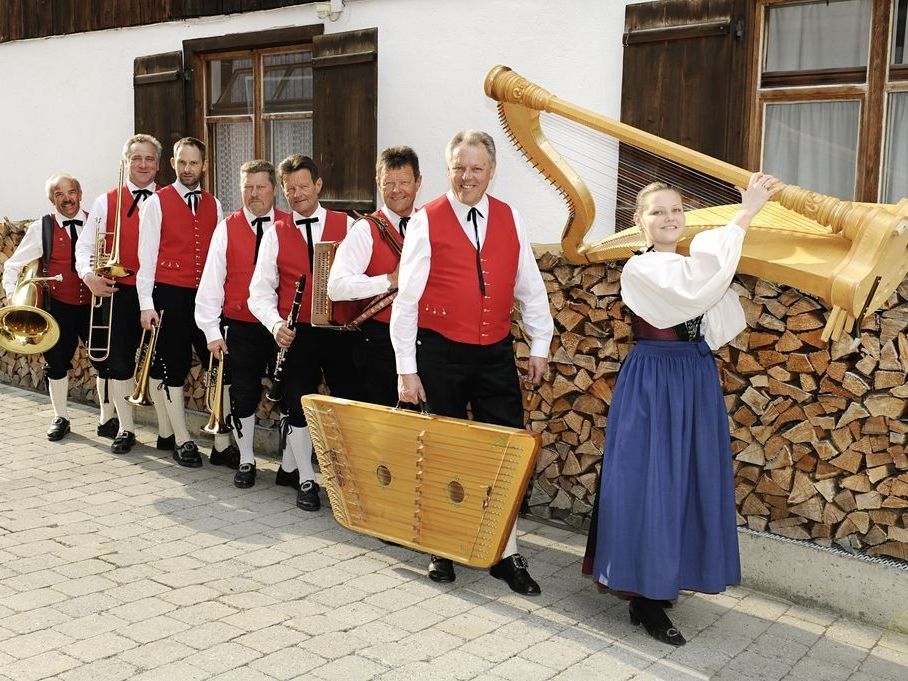 Nach der Eröffnung des Montafoner Sommer unterhält die Muntafuner Tanzbodamusig in bewährter Manier. Nach der Eröffnung des Montafoner Sommer unterhält die Muntafuner Tanzbodamusig in bewährter Manier.