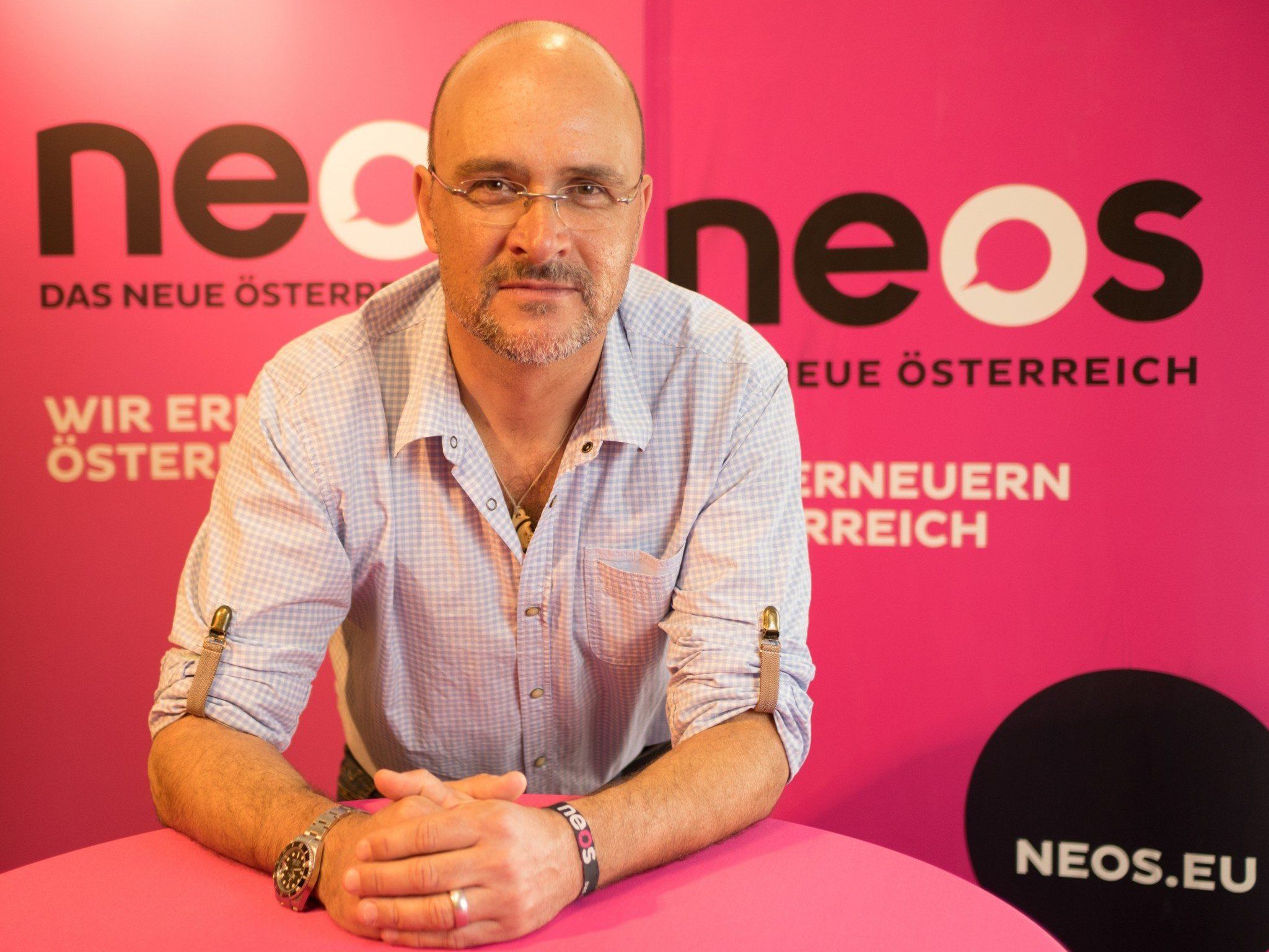 Ein Foto aus anderen Zeiten: Im letzten offiziellen Interview rechnet Chris Alge mit den NEOS ab. Ein Foto aus anderen Zeiten: Im letzten offiziellen Interview rechnet Chris Alge mit den NEOS ab.