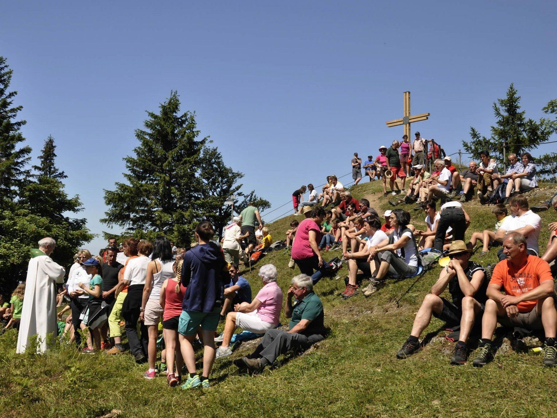 Das Gipfelkreuz auf dem Kojen wurde festlich eingeweiht.