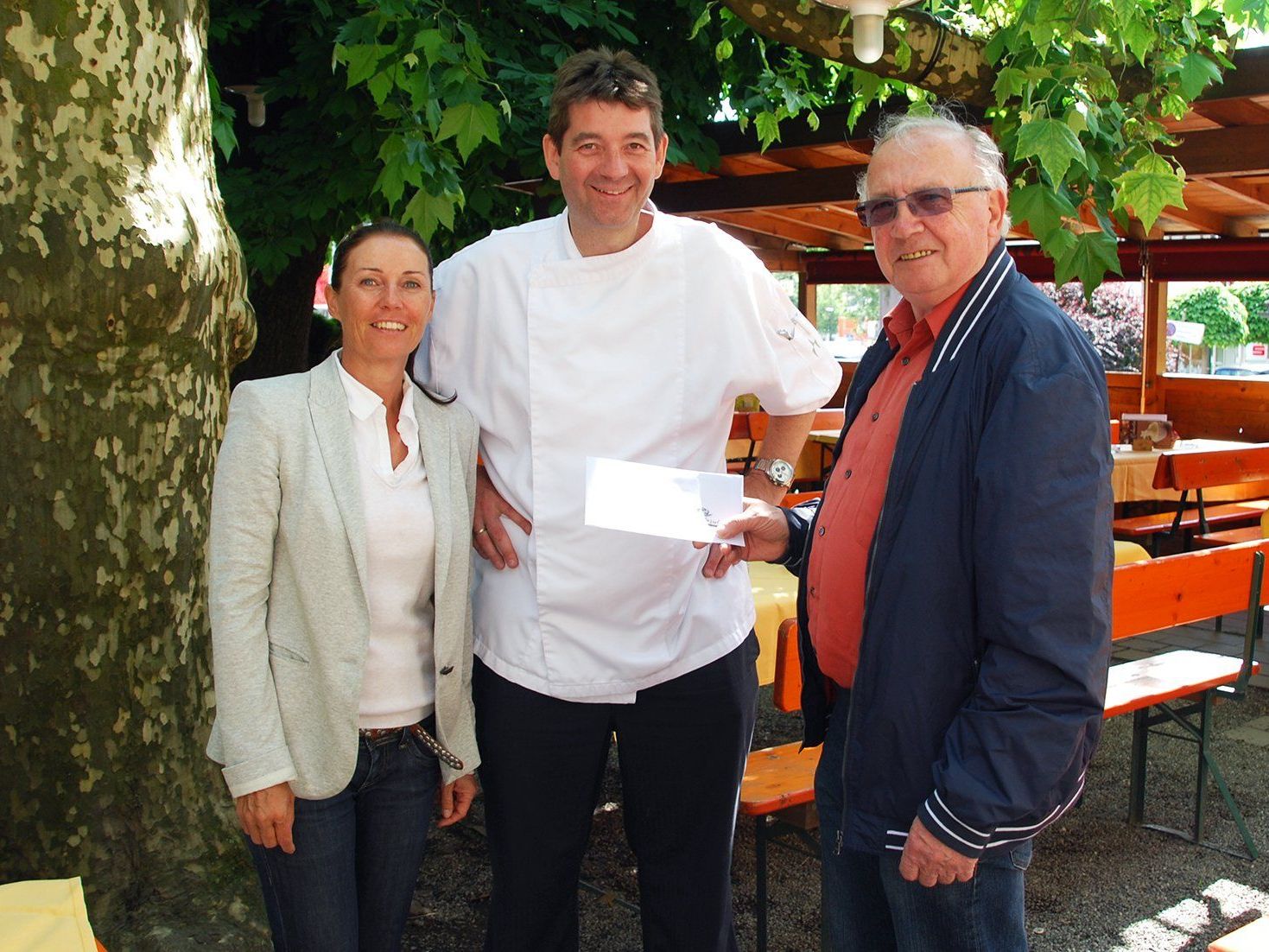 Carolin Frei (GF Erlebnis Rankweil) und Roland Vith (Rankweiler Hof) übergeben den Gutschein an Alexander Weber aus Feldkirch. Carolin Frei (GF Erlebnis Rankweil) und Roland Vith (Rankweiler Hof) übergeben den Gutschein an Alexander Weber aus Feldkirch.