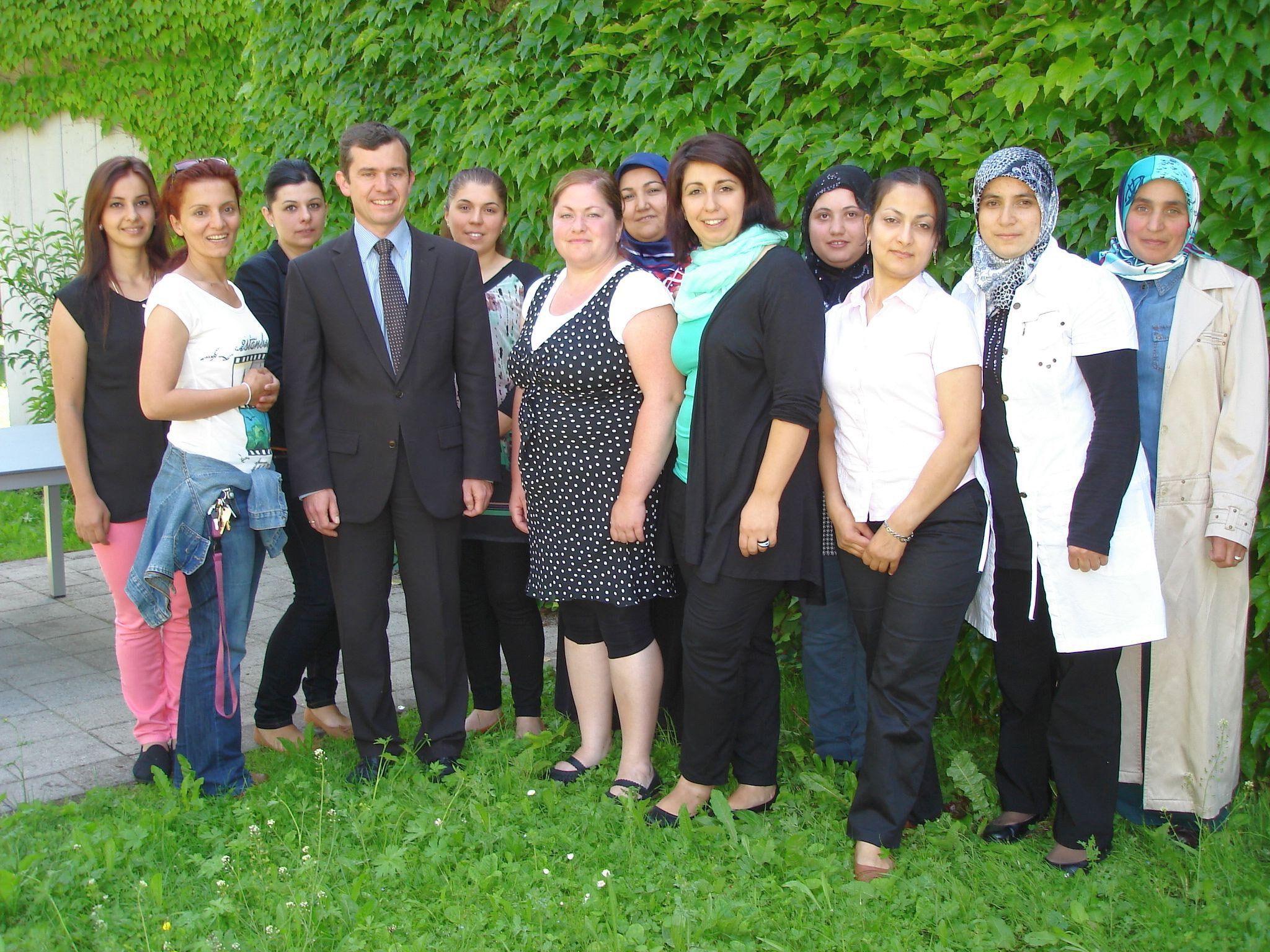 Die Teilnehmerinnen freuten sich über das Elternkreis-Zertifikat, das ihnen Bürgermeister Martin Summer im Beisein der beiden Moderatorinnen (Mitte) Hülya Iseri und Neslihan Uysal überreichte. Die Teilnehmerinnen freuten sich über das Elternkreis-Zertifikat, das ihnen Bürgermeister Martin Summer im Beisein der beiden Moderatorinnen (Mitte) Hülya Iseri und Neslihan Uysal überreichte.