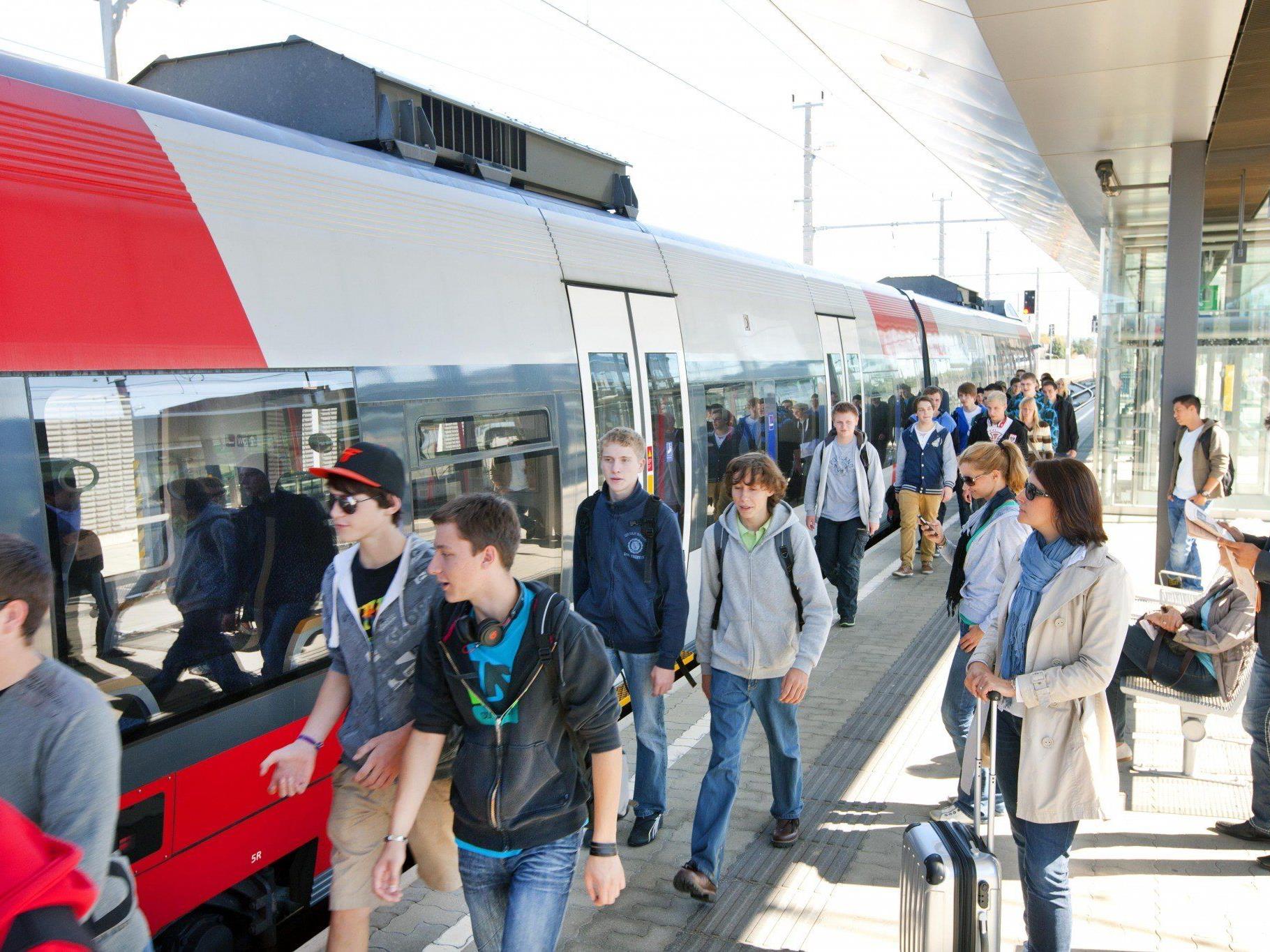 Sommerzeit ist Reisezeit, die ÖBB bieten mehr Sitzplätze und ein günstiges Jugendnetzticket für ganz Österreich.
