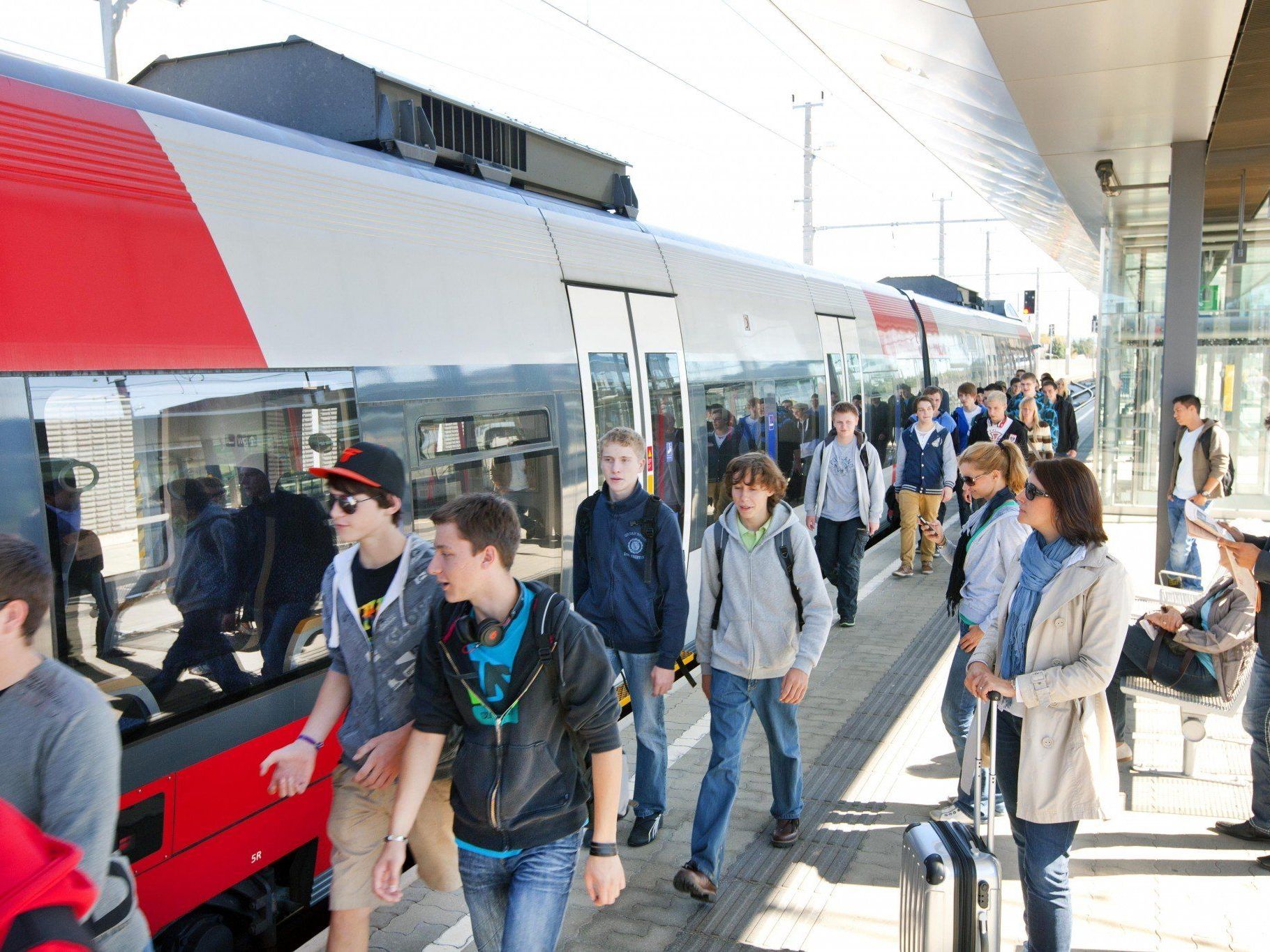 Sommerzeit ist Reisezeit, die ÖBB bieten mehr Sitzplätze und ein günstiges Jugendnetzticket für ganz Österreich. Sommerzeit ist Reisezeit, die ÖBB bieten mehr Sitzplätze und ein günstiges Jugendnetzticket für ganz Österreich.