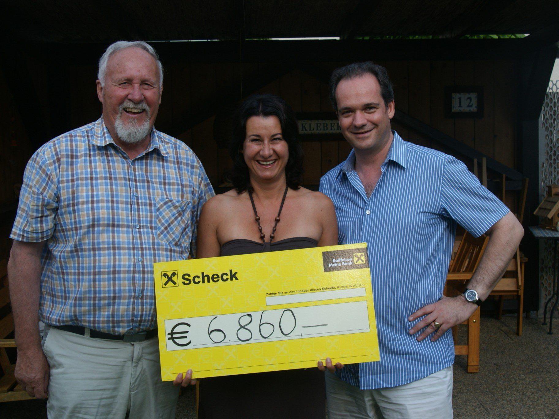 Hans Kleber überreichte an Geben für Leben Obfrau Susanne Marosch knapp 7000 Euro.