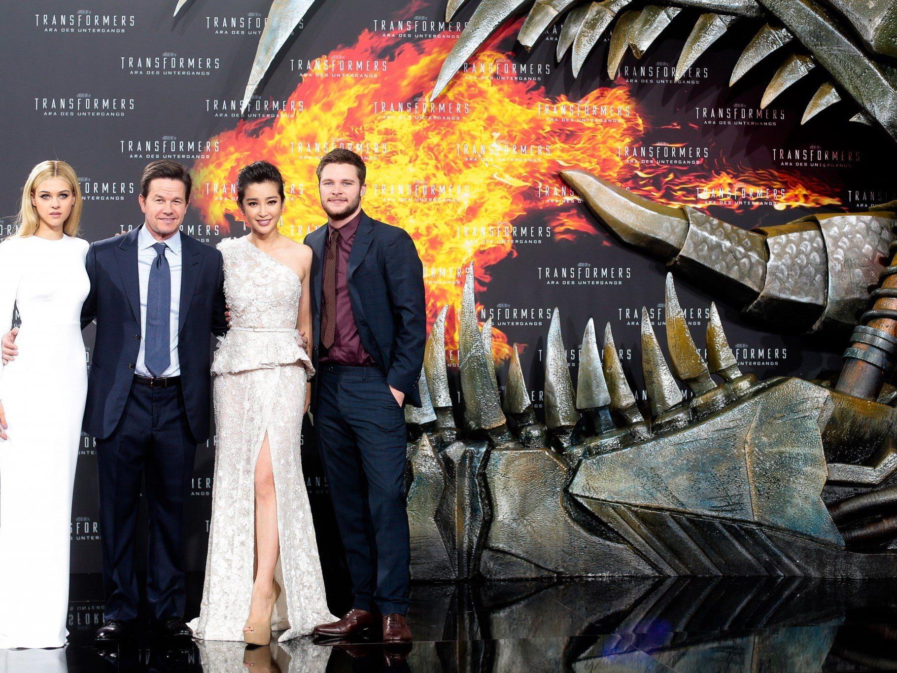 Mark Wahlberg und seine Kollegen bei der Transformers 4-Premiere in Berlin. Mark Wahlberg und seine Kollegen bei der Transformers 4-Premiere in Berlin.