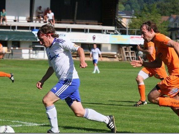 Röthis Spieler Daniel Summer darf sich über einen neuen Mitspieler freuen. Röthis Spieler Daniel Summer darf sich über einen neuen Mitspieler freuen.