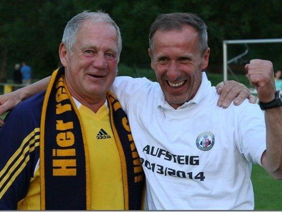 Meiningen Obmann und Ehrenpräsident Herbert Güfel gratuliert Langzeitcoach Enes Cavkic zum Aufstieg.