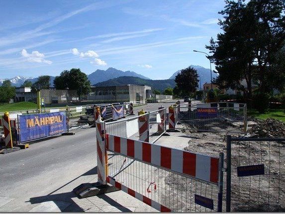 Die Vorderlandstraße ist bis August wegen Straßenbauarbeiten gesperrt. Die Vorderlandstraße ist bis August wegen Straßenbauarbeiten gesperrt.