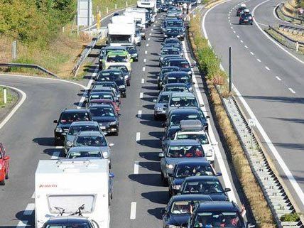 Nach einem Unfall auf der A21 kam es zu einem Stau. Nach einem Unfall auf der A21 kam es zu einem Stau.