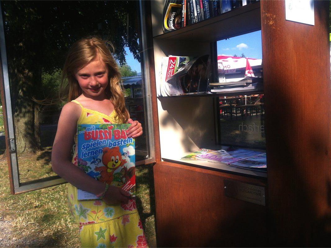 Medea liebt es, aus dem offenen Bücherschrank neue Bücher und Comichefte auszusuchen und ihre alten hineinzugeben