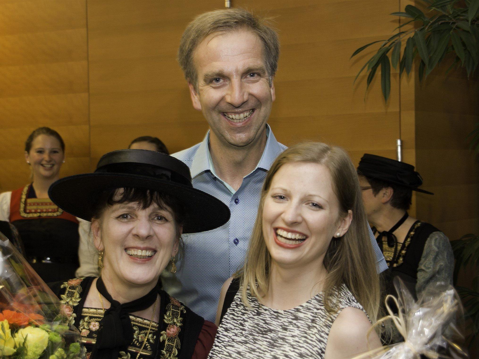 Marianne Bischof mit Tochter Stephanie Bischof und Filialleiter Otmar Natter.
