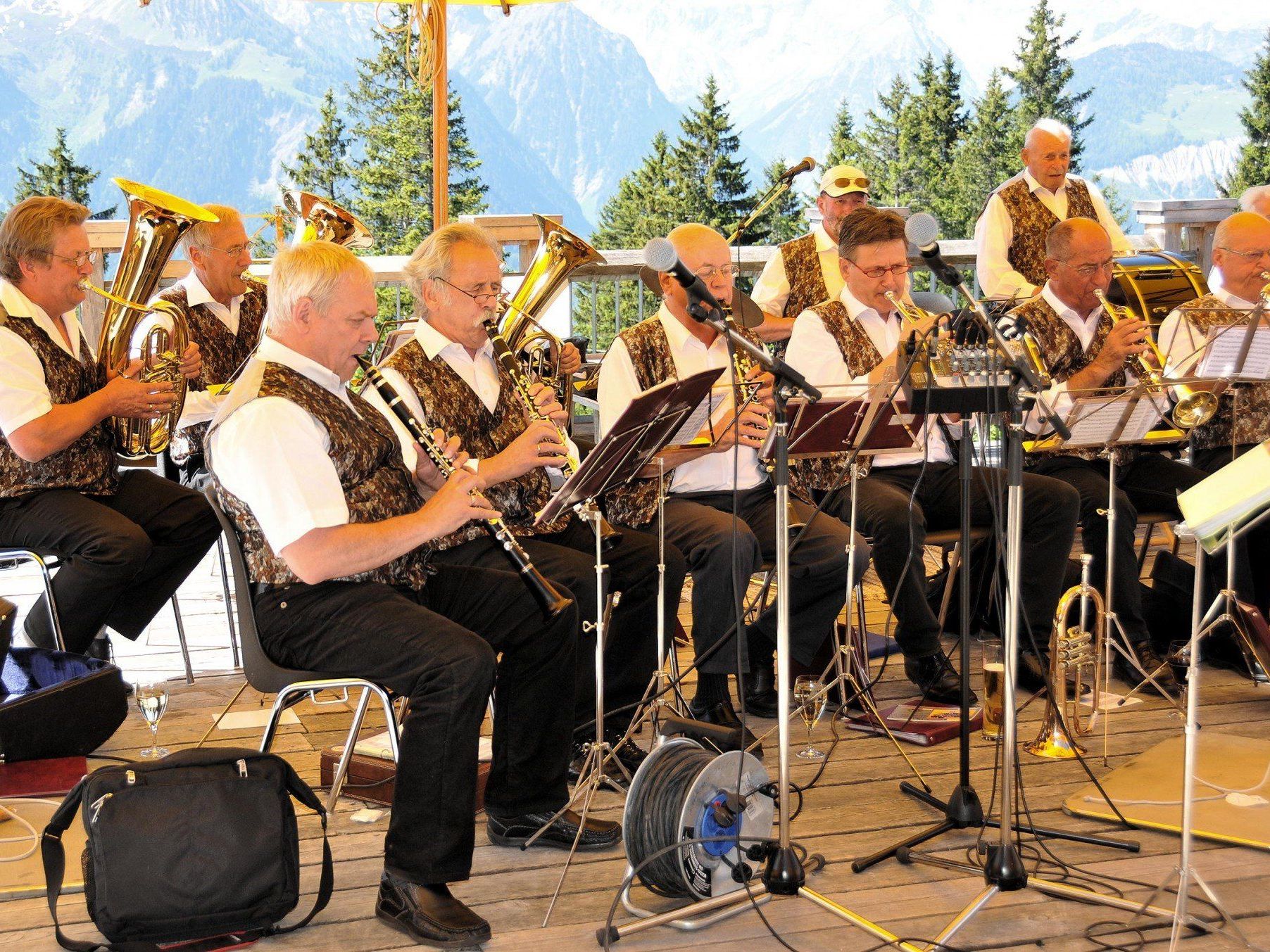 Blasmusik hält jung - Firobad-Musig spielte auf der Sonnenterrasse Muttersberg Blasmusik hält jung - Firobad-Musig spielte auf der Sonnenterrasse Muttersberg