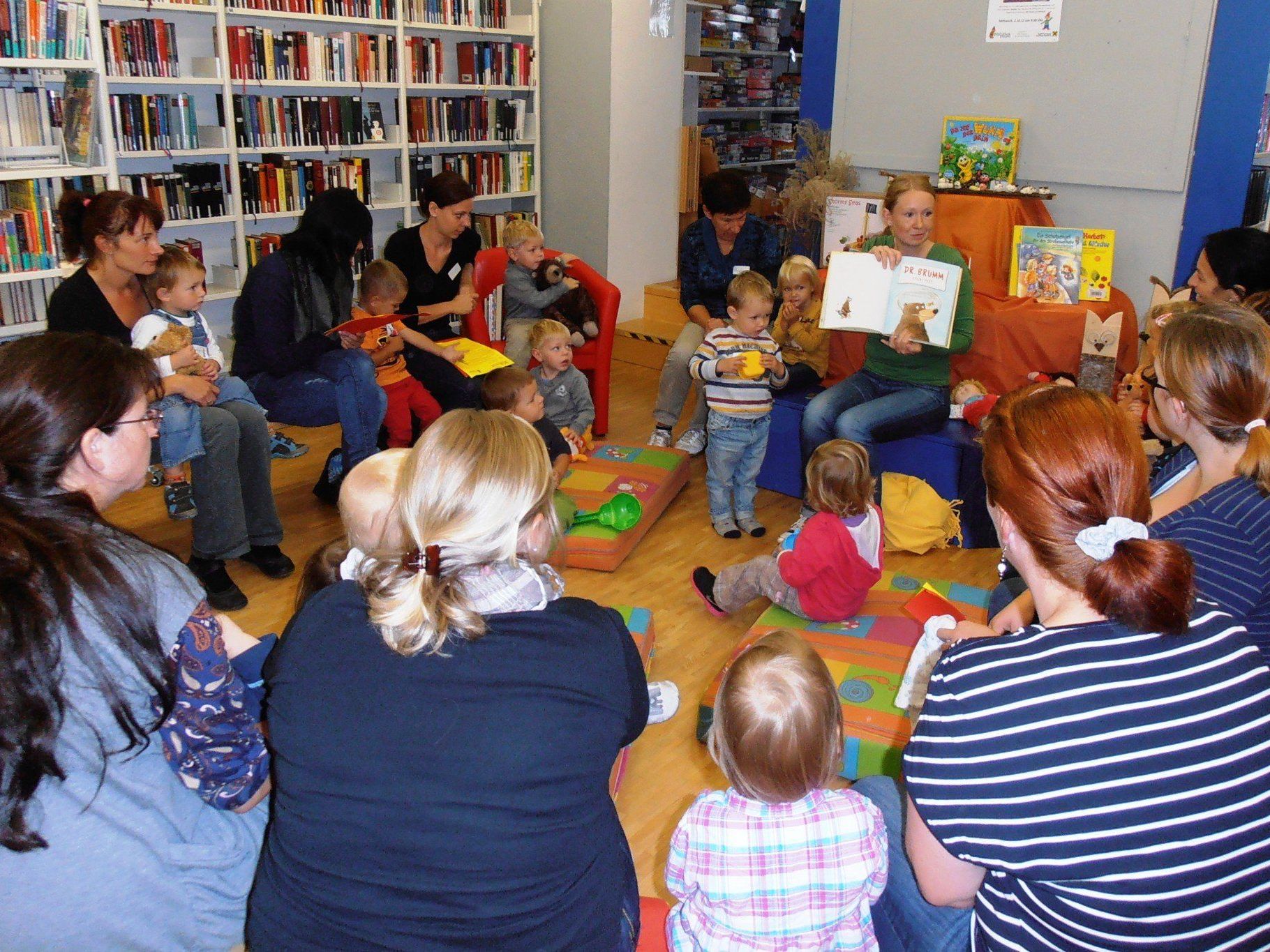 Die Kinder haben viel Spaß beim gemeinsamen Lesen, Singen und Basteln Die Kinder haben viel Spaß beim gemeinsamen Lesen, Singen und Basteln