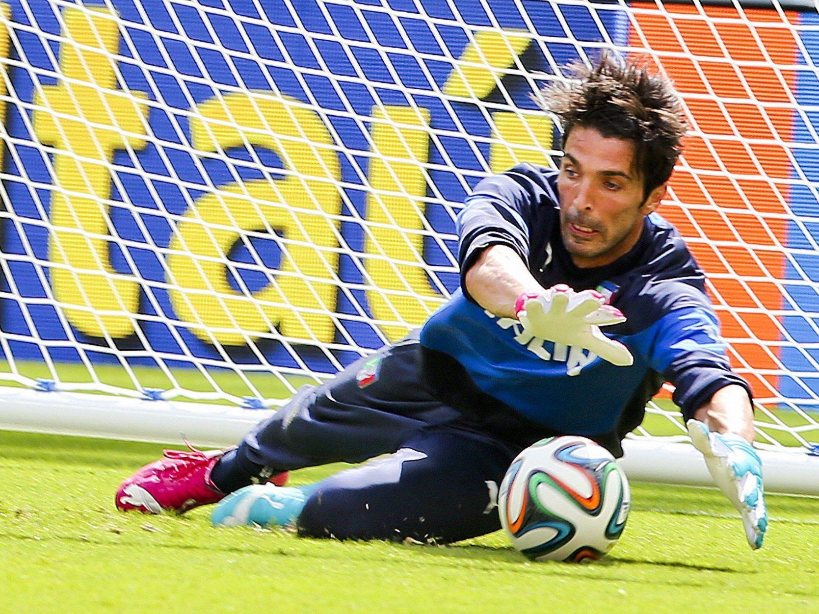 Italien hofft auf einen Einsatz von Star-Torhüter Buffon schon gegen Costa Rica.