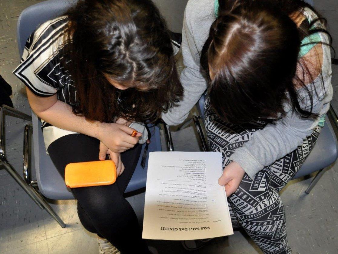 Die Jugendlichen setzten sich auch mit rechtlichen Hintergründen auseinander. Die Jugendlichen setzten sich auch mit rechtlichen Hintergründen auseinander.