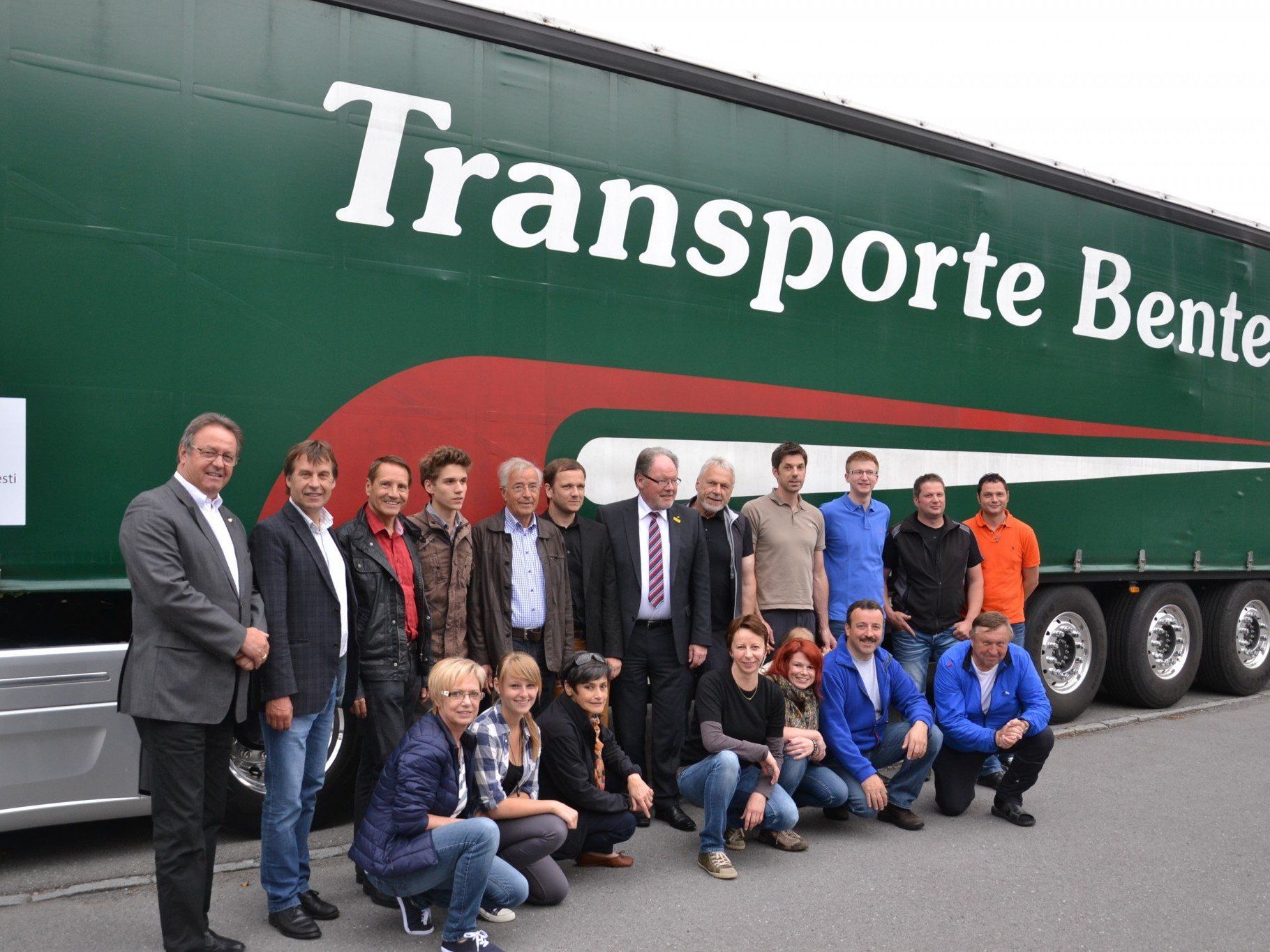 Die Sponsoren und das Hilfsgütertransport-Team auf einen Blick - der 4. Hilfsgütertransport soll bis zum Pfingstsonntag wieder zurück sein Die Sponsoren und das Hilfsgütertransport-Team auf einen Blick - der 4. Hilfsgütertransport soll bis zum Pfingstsonntag wieder zurück sein