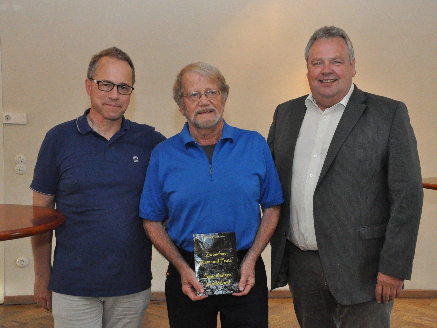 Franz Elsensohn freut sich zusammen mit Röthis Bgm Roman Kopf (li.) und Sulz Chef Karl Wutschitz über das neue Buch.