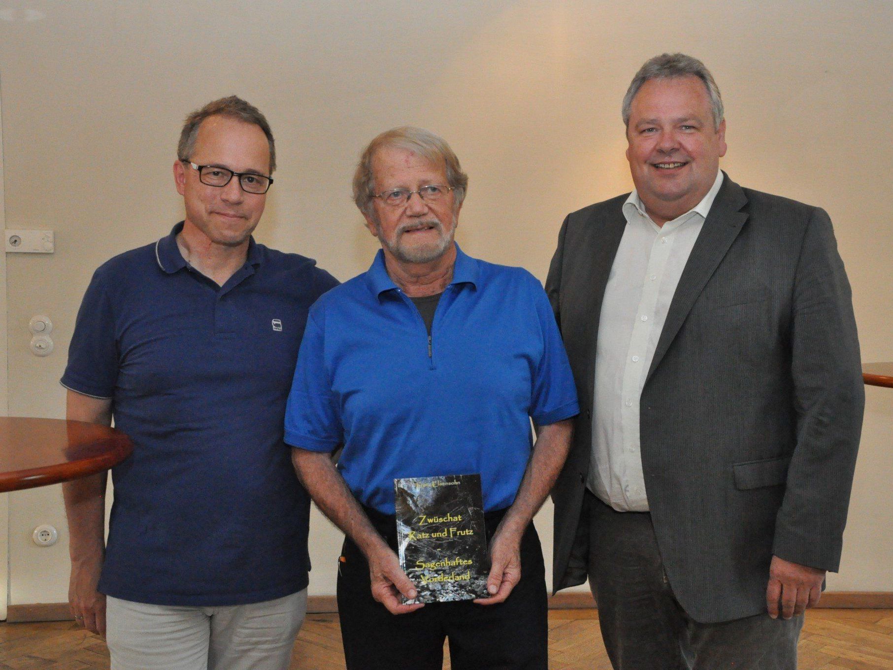 Franz Elsensohn freut sich zusammen mit Röthis Bgm Roman Kopf (li.) und Sulz Chef Karl Wutschitz über das neue Buch. Franz Elsensohn freut sich zusammen mit Röthis Bgm Roman Kopf (li.) und Sulz Chef Karl Wutschitz über das neue Buch.
