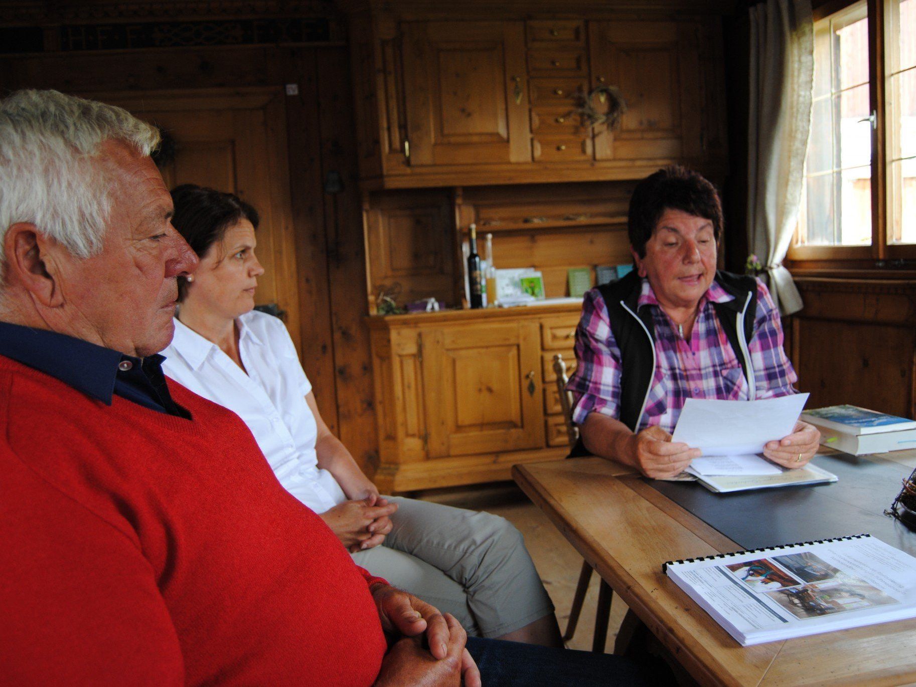 Helga Nesensohn gibt "Alti Bärger Gschichta" zum Besten. Helga Nesensohn gibt "Alti Bärger Gschichta" zum Besten.