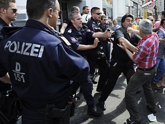 Demonstraten und Polizisten trafen bei den Demos rund um den Erdogan-Besuch in Wien aufeinander Demonstraten und Polizisten trafen bei den Demos rund um den Erdogan-Besuch in Wien aufeinander