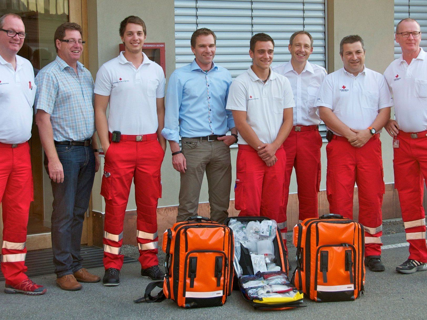 Die Übergabe der Rucksäcke in Übersaxen – am Foto v.li.: Dienststellenleiter Paul Kräutler, Bürgermeister Rainer Duelli, First-Responder Sebastian Duelli, First Responder Wolfgang Rigo, First-Responder Dominik Scherrer, Kommandant-Stellvertreter Guntram Grabher-Meyer, RFL-Stellvertreter Adi Rohrer, Kommandant Gerhard Kräutler.