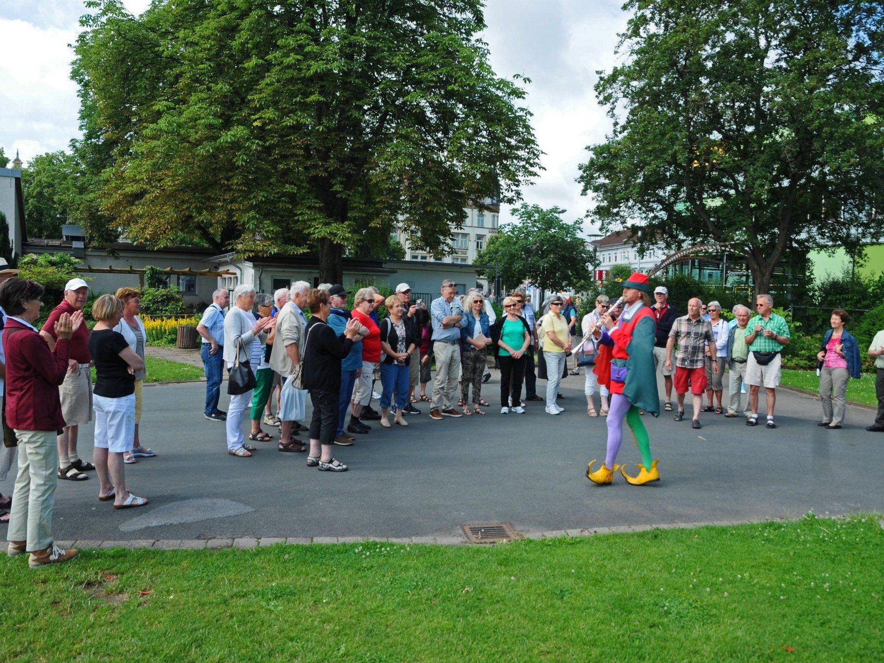 Reisegruppe mit dem Rattenfänger von Hameln Reisegruppe mit dem Rattenfänger von Hameln