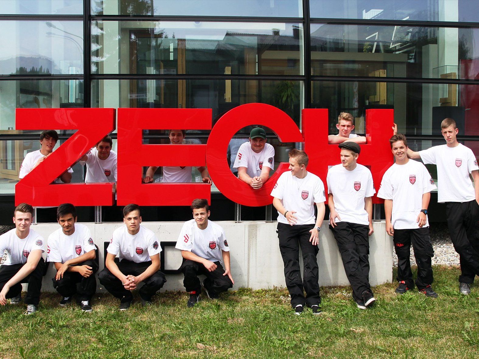 Die 16 ZECH Lehrlinge aus den Bereichen Sonnenschutztechnik, Tischlereitechnik und Bautechnische Zeichner vor der Abfahrt nach Armenien. Die 16 ZECH Lehrlinge aus den Bereichen Sonnenschutztechnik, Tischlereitechnik und Bautechnische Zeichner vor der Abfahrt nach Armenien.