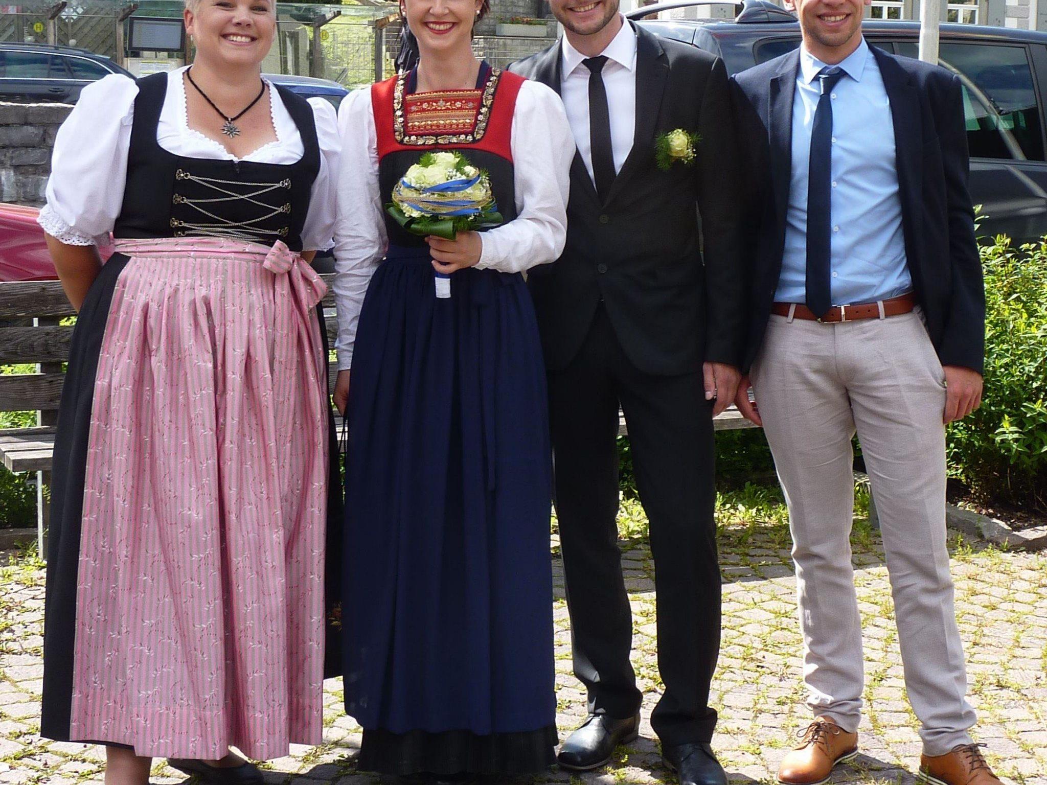 Melanie Moosbrugger und Rainer Hollenstein mit den Trauzeugen bei ihrer Hochzeit in Egg.