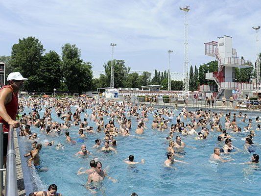 Badegast in Wien beim Sprung von Sieben-Meter-Turm verletzt Badegast in Wien beim Sprung von Sieben-Meter-Turm verletzt